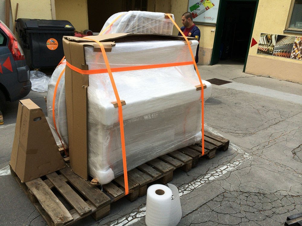 Klaviertransport ins Ausland, Ankunft des Instruments am Zielort